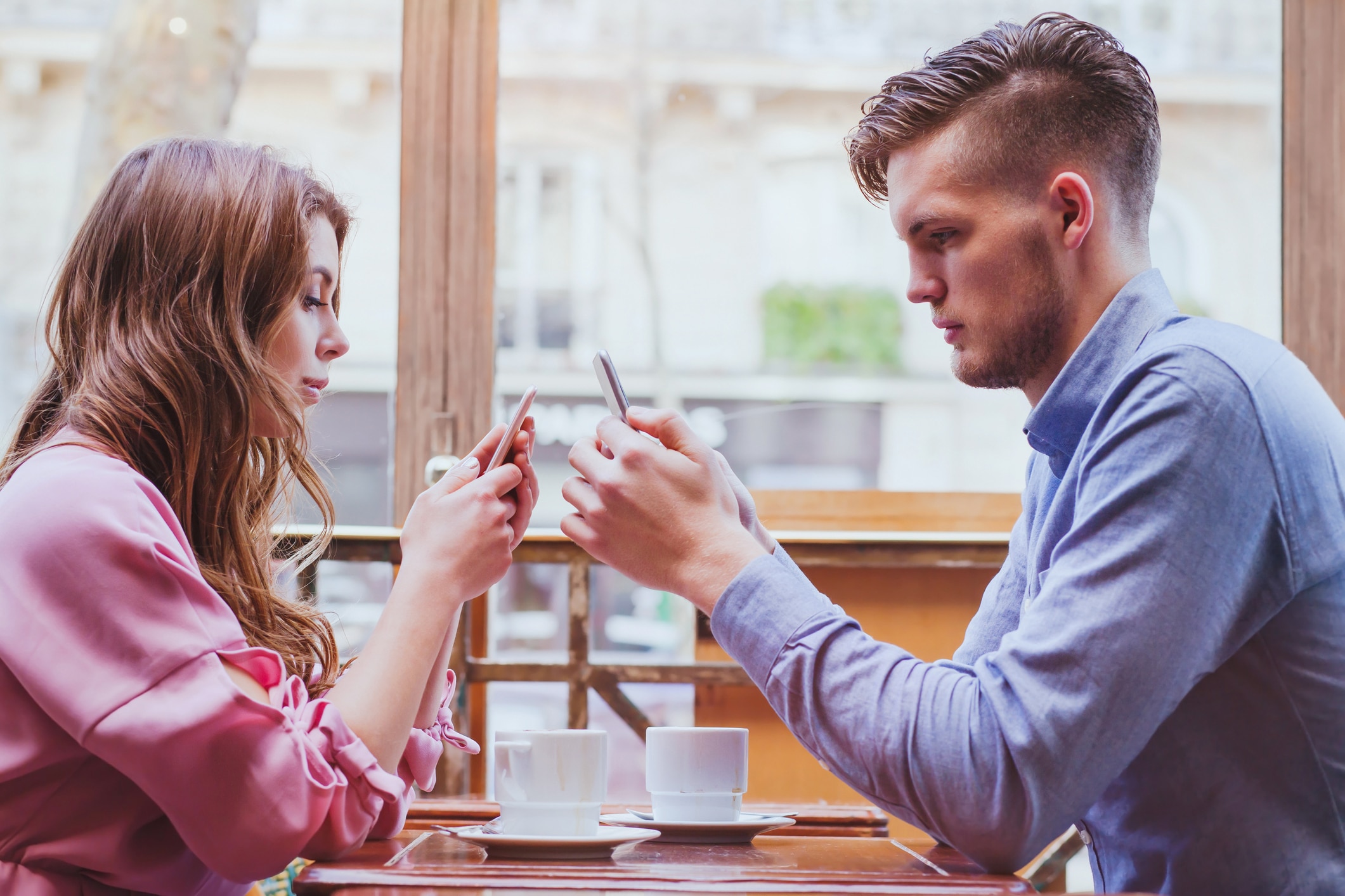 Como as redes sociais podem trazer problemas para o relacionamento foto