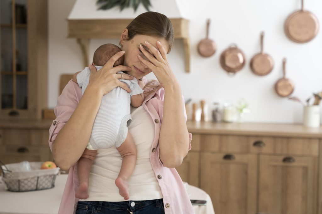 Depressão pós-parto: qual profissional procurar para tratá-la?